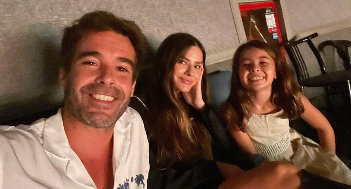 Nicolás Cabré junto a la China Suárez y Rufina. Foto: Instagram.
