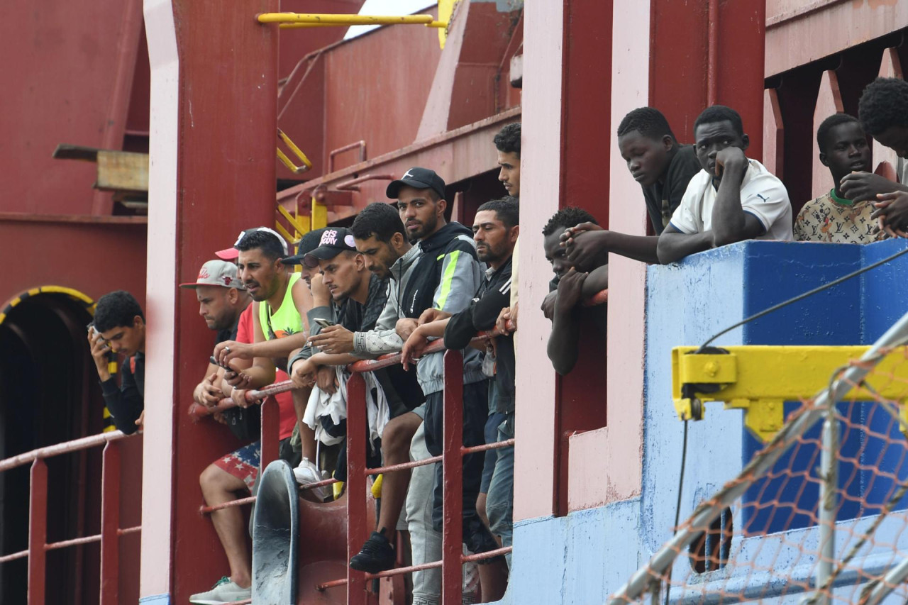 Migrantes llegando en barco. Foto: EFE