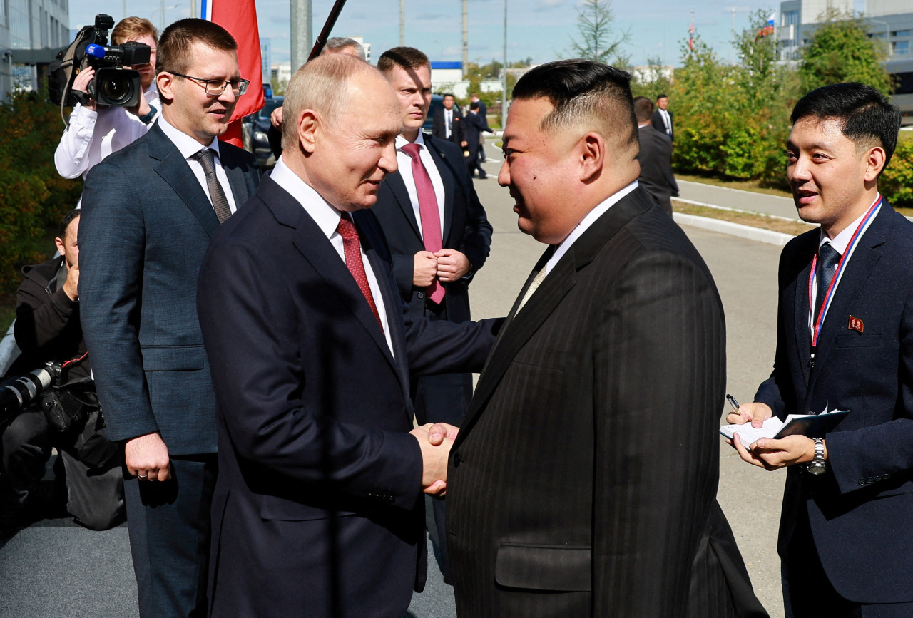 Vladimir Putin le da la mano al líder de Corea del Norte, Kim Jong Un durante una reunión en el cosmódromo de Vostochny, en el extremo oriental de la región de Amur, Rusia.