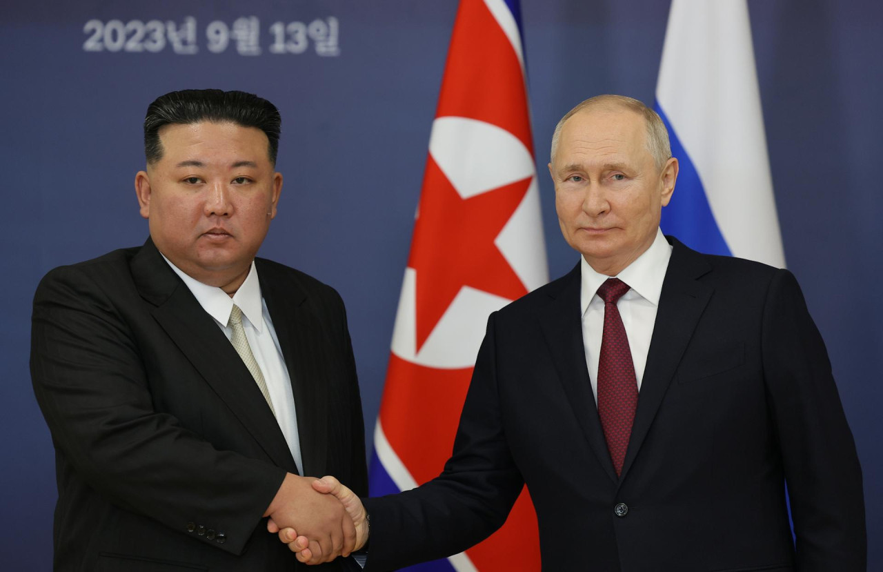 Vladimir Putin le da la mano al líder norcoreano, Kim Jong Un, durante su reunión en el cosmódromo de Vostochny, en las afueras de la ciudad de Tsiolkovsky, región de Amur, Rusia.