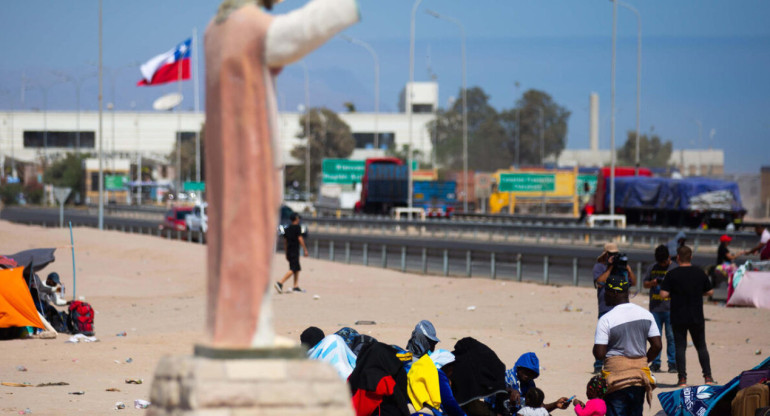 Crisis migratoria en la frontera entre Chile y Perú. Foto: EFE