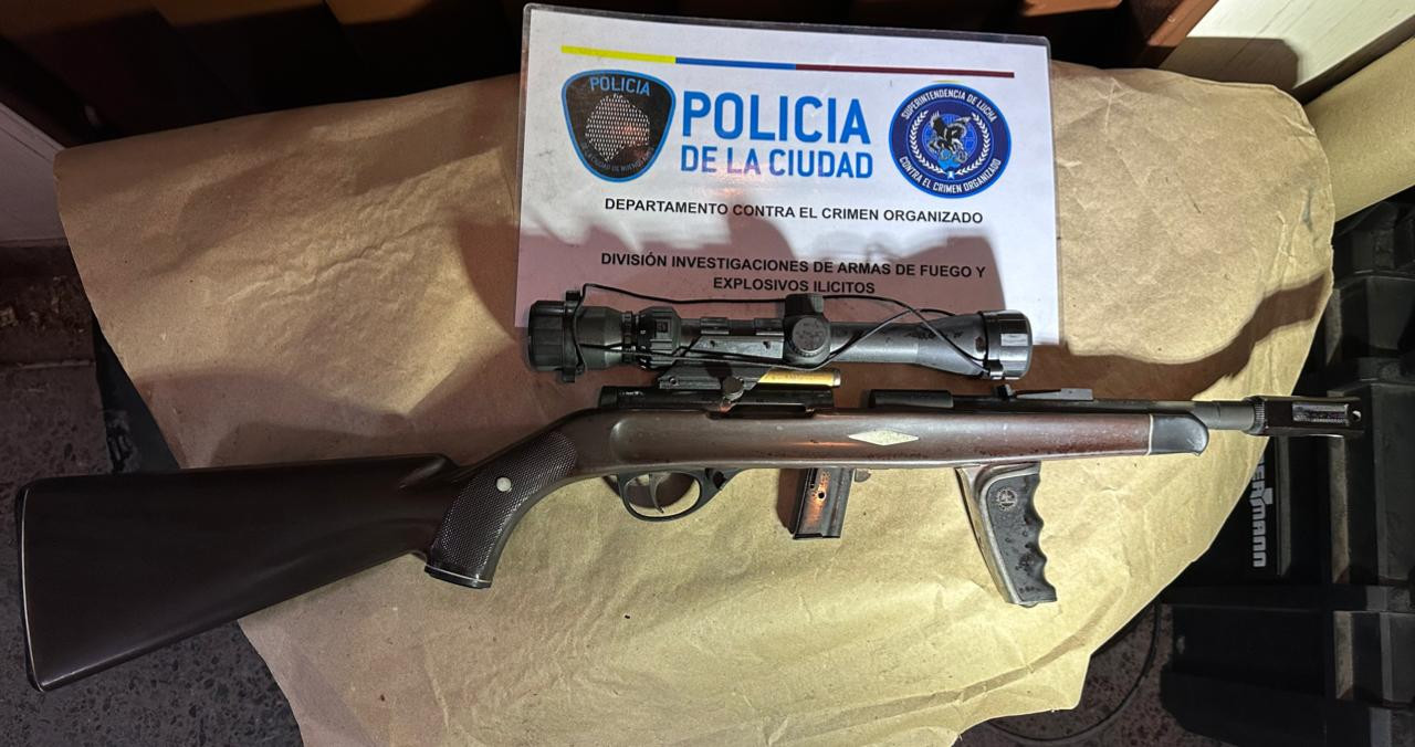 Hallazgo en un departamento de Palermo de un arsenal con insignias de "Montoneros". Foto: NA.