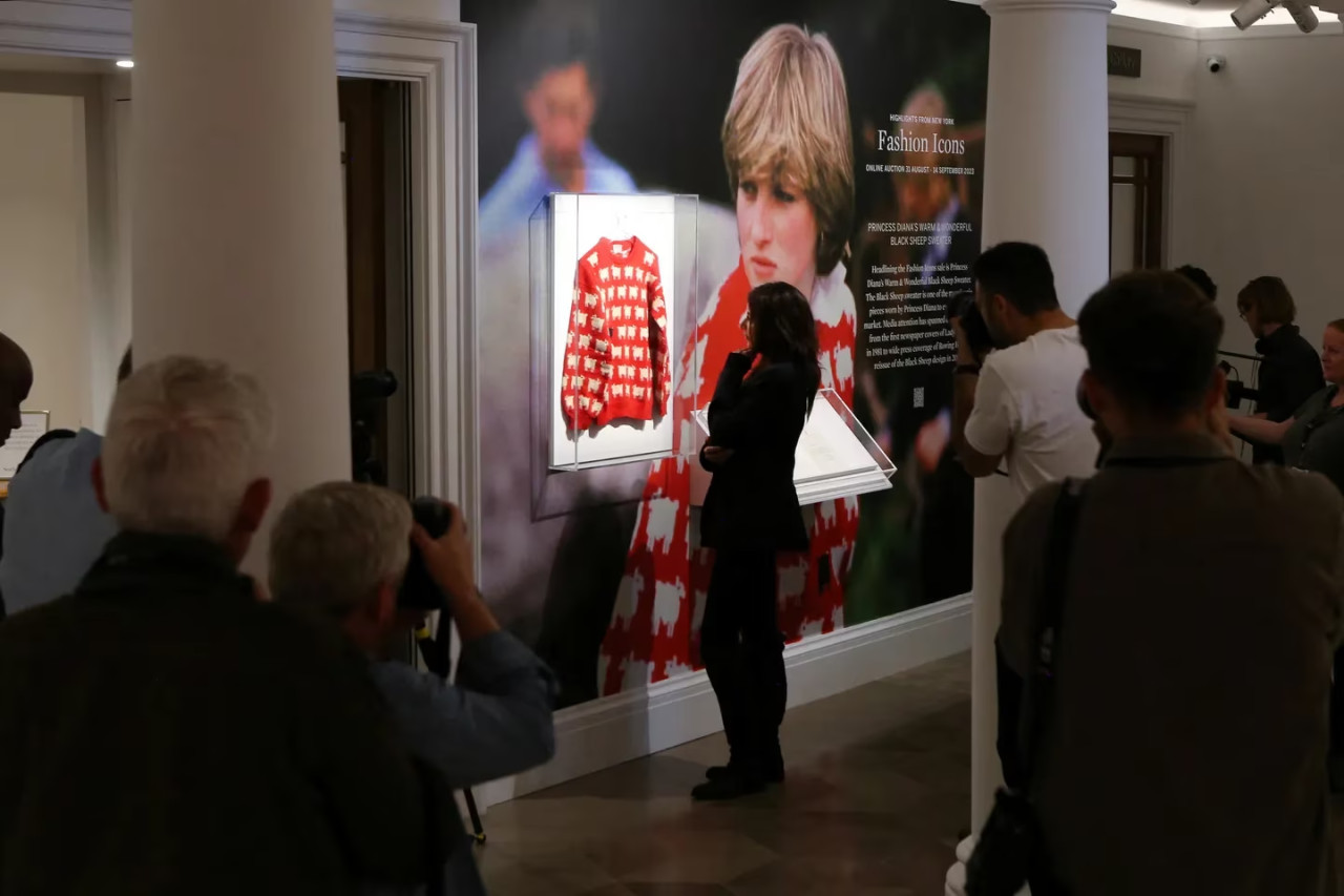La subasta del sweater de Diana en Sothebys de Londres. Foto: Reuters