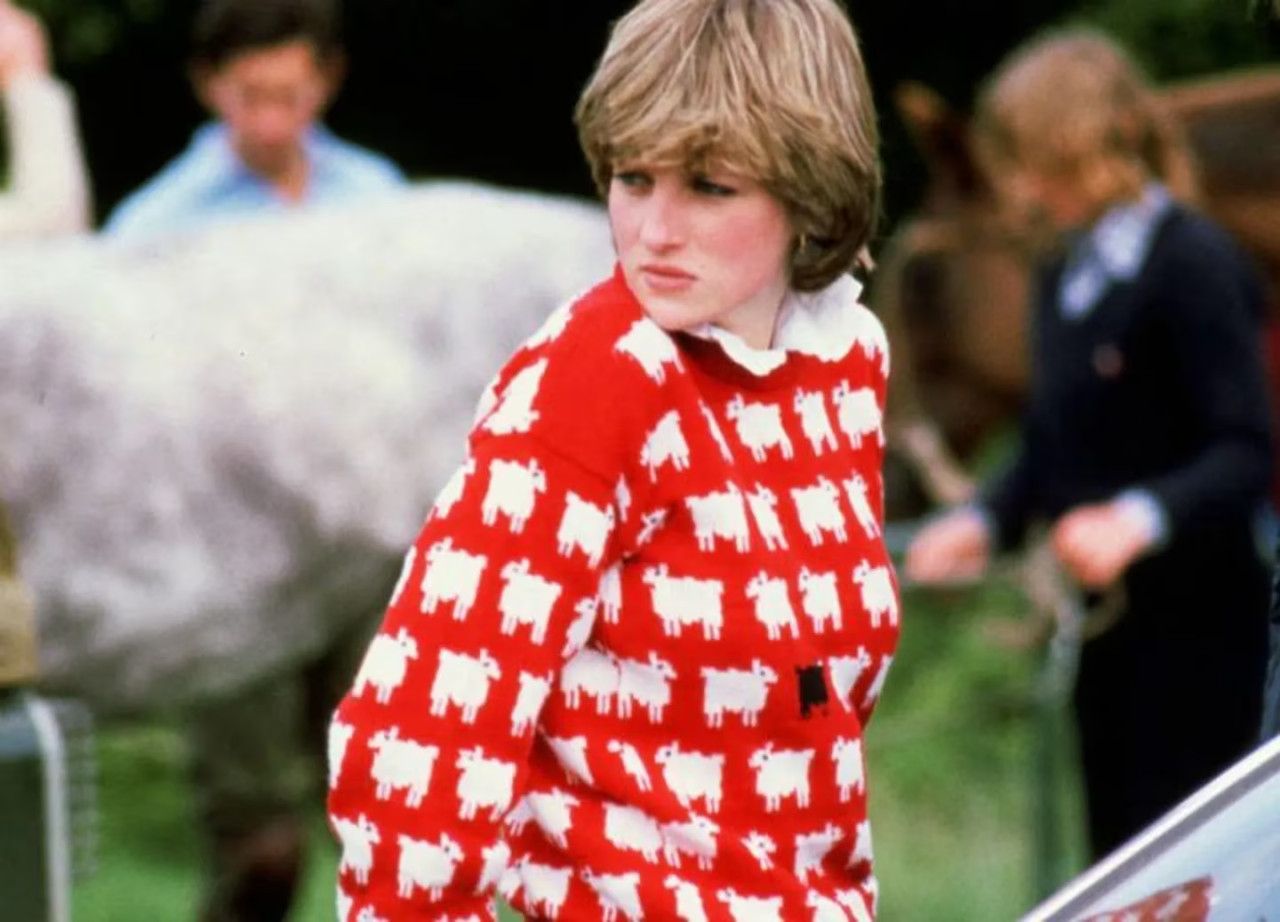 Lady Di con el icónico suéter “Black sheep“. Foto: @sothebys