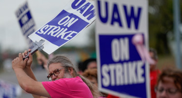 Sindicato automotriz declara histórica huelga en Estados Unidos. Foto: Reuters.
