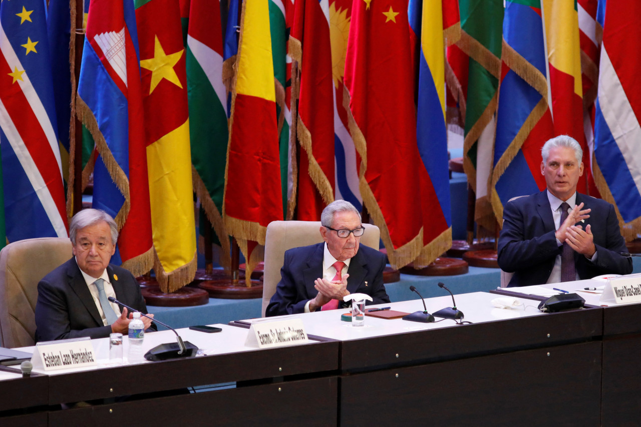 António Guterres, Miguel Díaz-Canel y Raúl Castro en la cumbre del G77+China. Foto: Reuters.