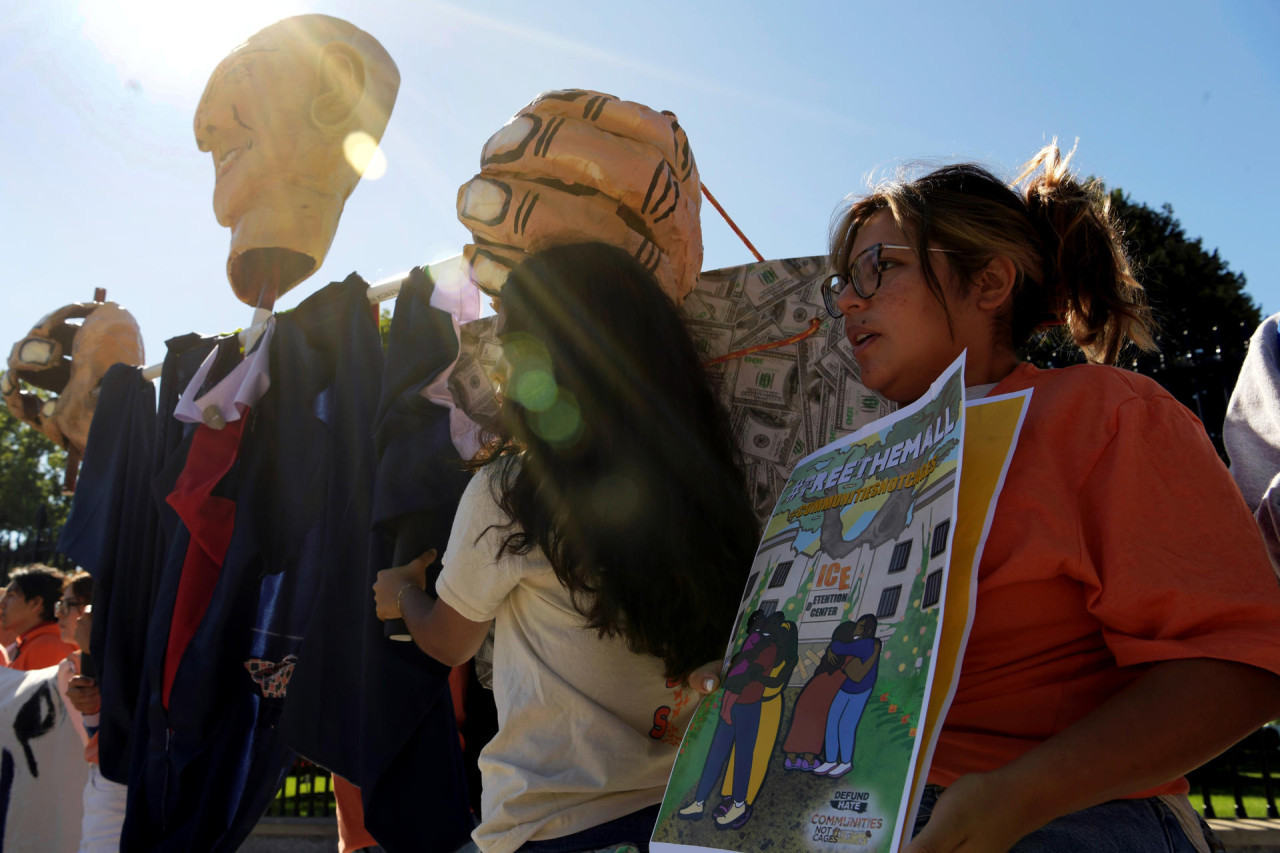 Inmigrantes y activistas protestan contra la política migratoria del presidente Joe Biden. Foto: EFE