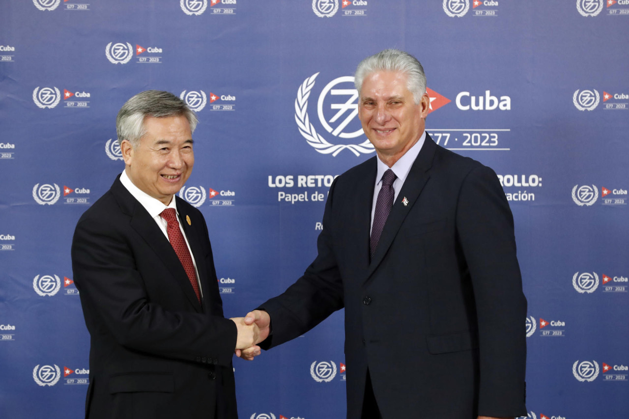 Li Xi y Díaz Canel en la cumbre del G77. Foto: EFE.