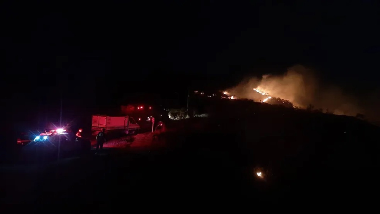 Incendio en Brasil tras la incineración de un cadáver por banda narco. Foto: Gentileza TV Globo.