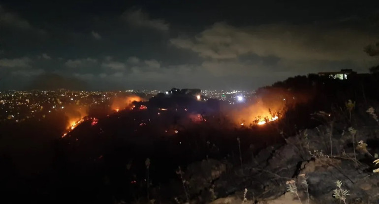Incendio en Brasil tras la incineración de un cadáver por banda narco. Foto: Gentileza TV Globo.