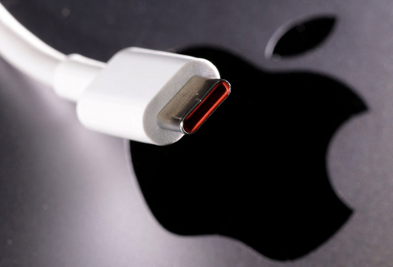 La ficha de carga de USB tipo C del iPhone 15. Foto: Reuters.