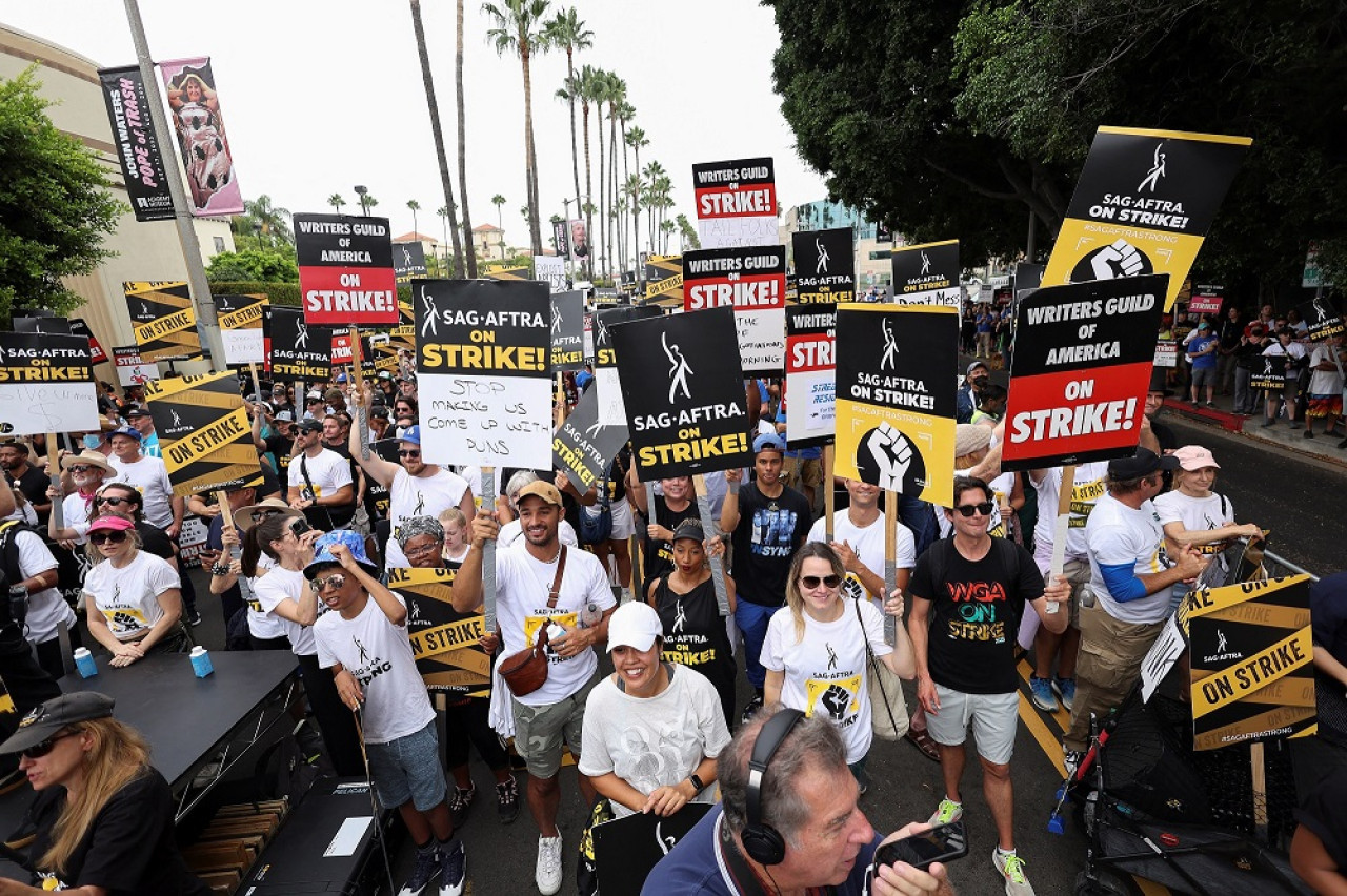Huelga de guionista y actores de Hollywood. Foto: Reuters.