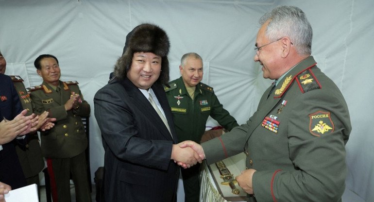 Kim Jong-Un con el ministro de Defensa de Rusia, Serguei Shoigú. Foto: Reuters.