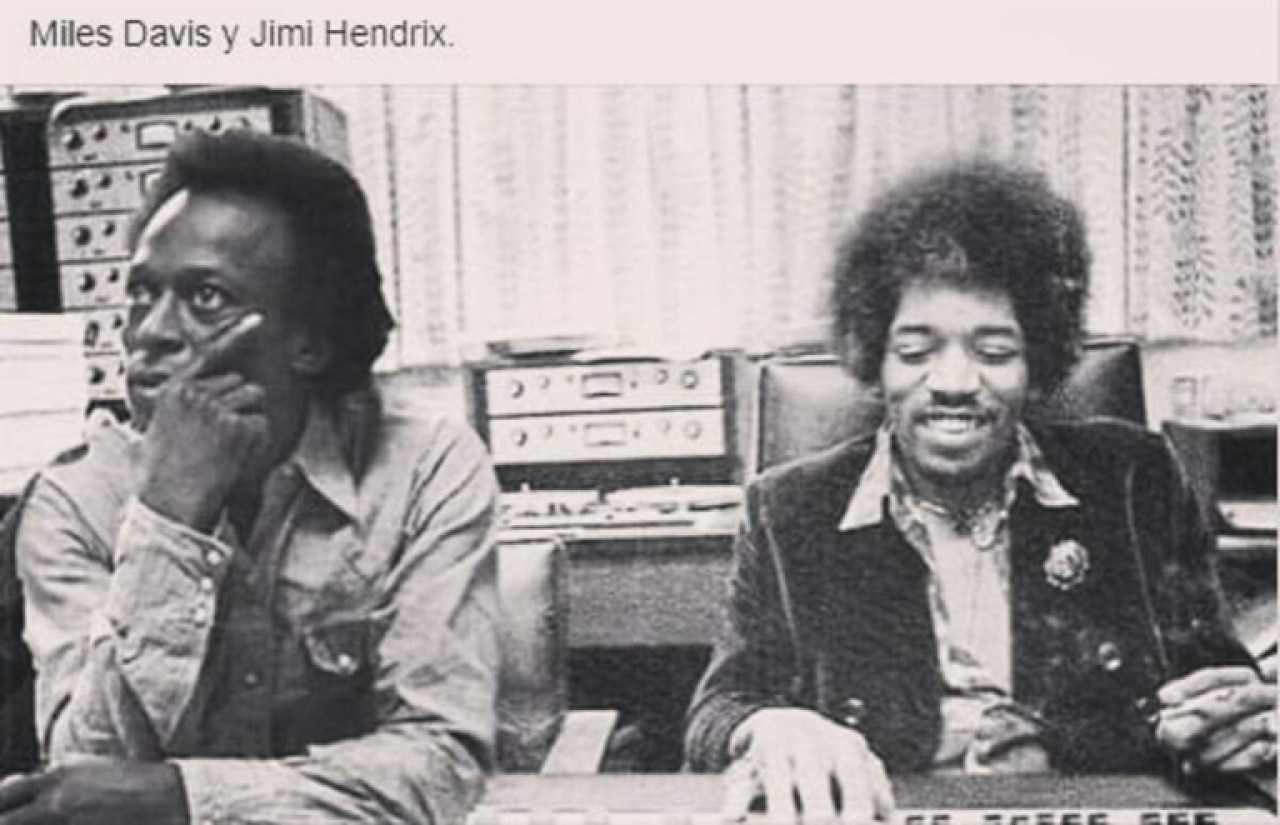 Jimi Hendrix con Miles Davis. Foto: Twitter.