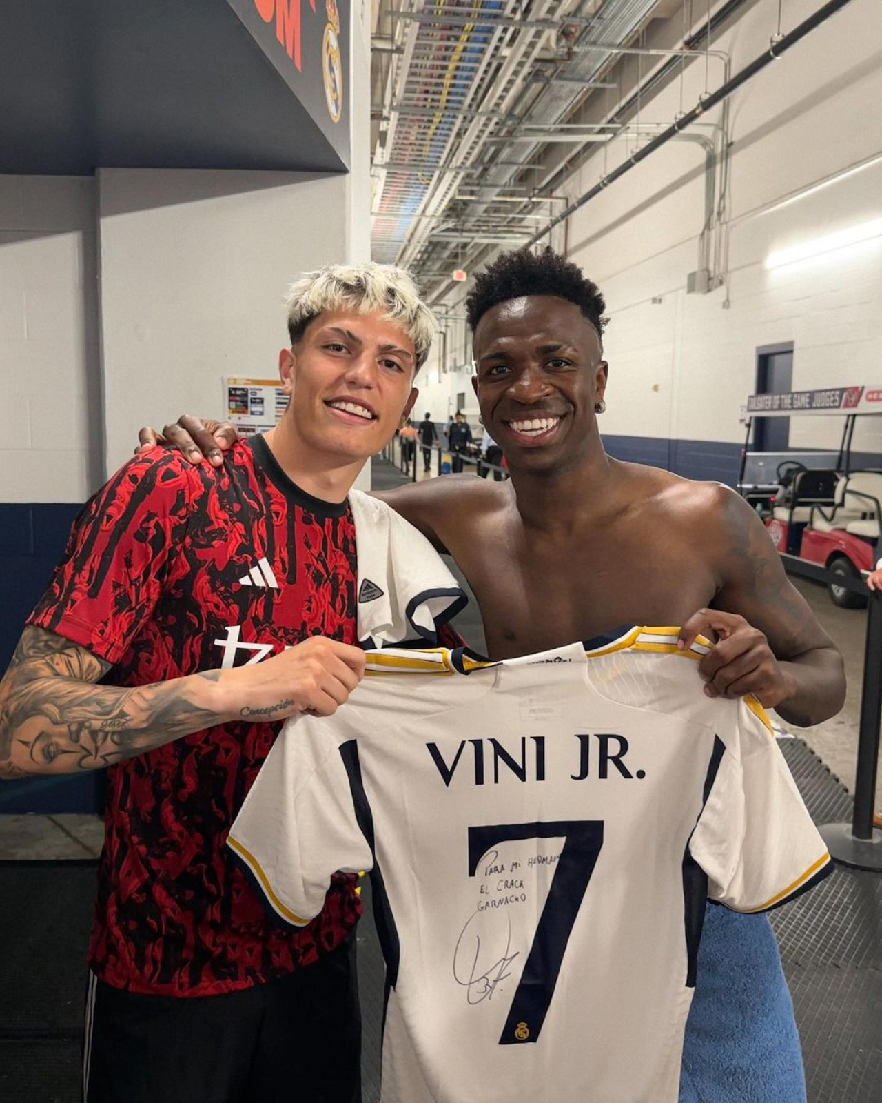 Alejandro Garnacho junto al crack del Real Madrid, Vinicius Jr., tras un partido de pretemporada. Foto: Instagram @garnacho7.