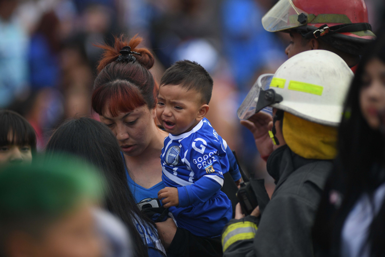 Incidentes en Godoy Cruz vs Belgrano. Foto: Télam.