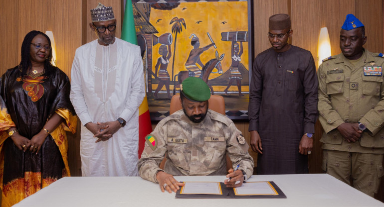 Firma de la Carta Liptako-Gourma por la que se crea la Alianza de los Estados del Sahel (AES). Foto: Twitter/ @GoitaAssimi