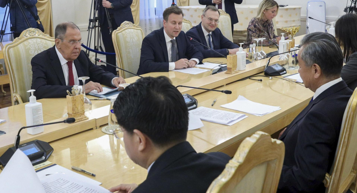 Reunión entre Wang Yi y Serguéi Lavrov. Foto: EFE.