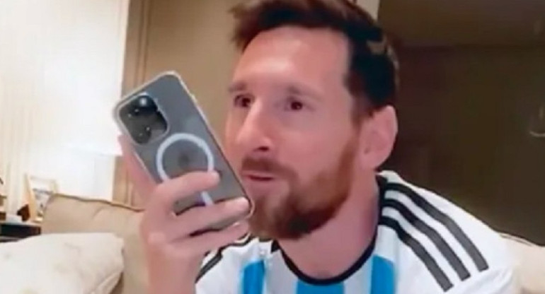 Lionel Messi habla por celular. Foto: NA.