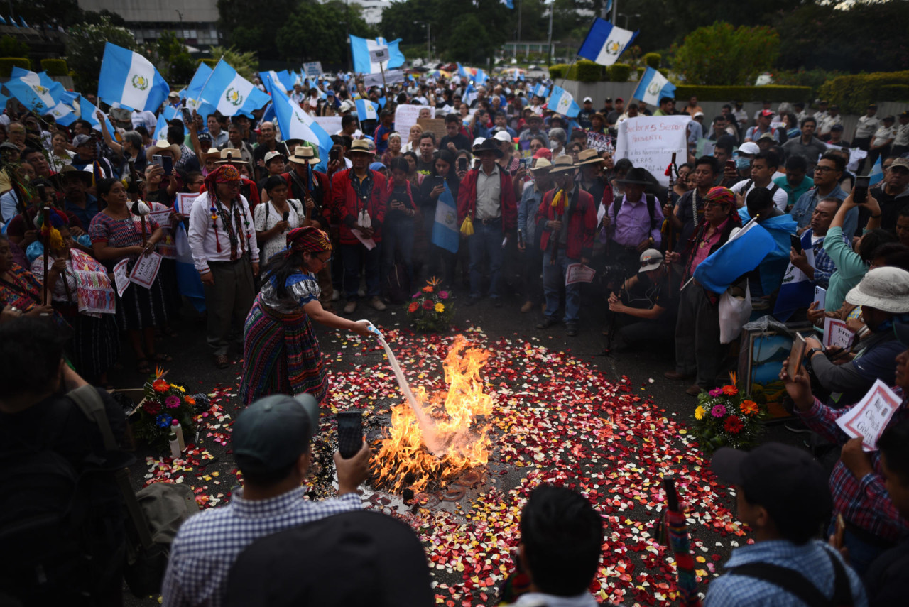 Movilización en Guatemala junto a Arévalo de León. Foto: EFE.