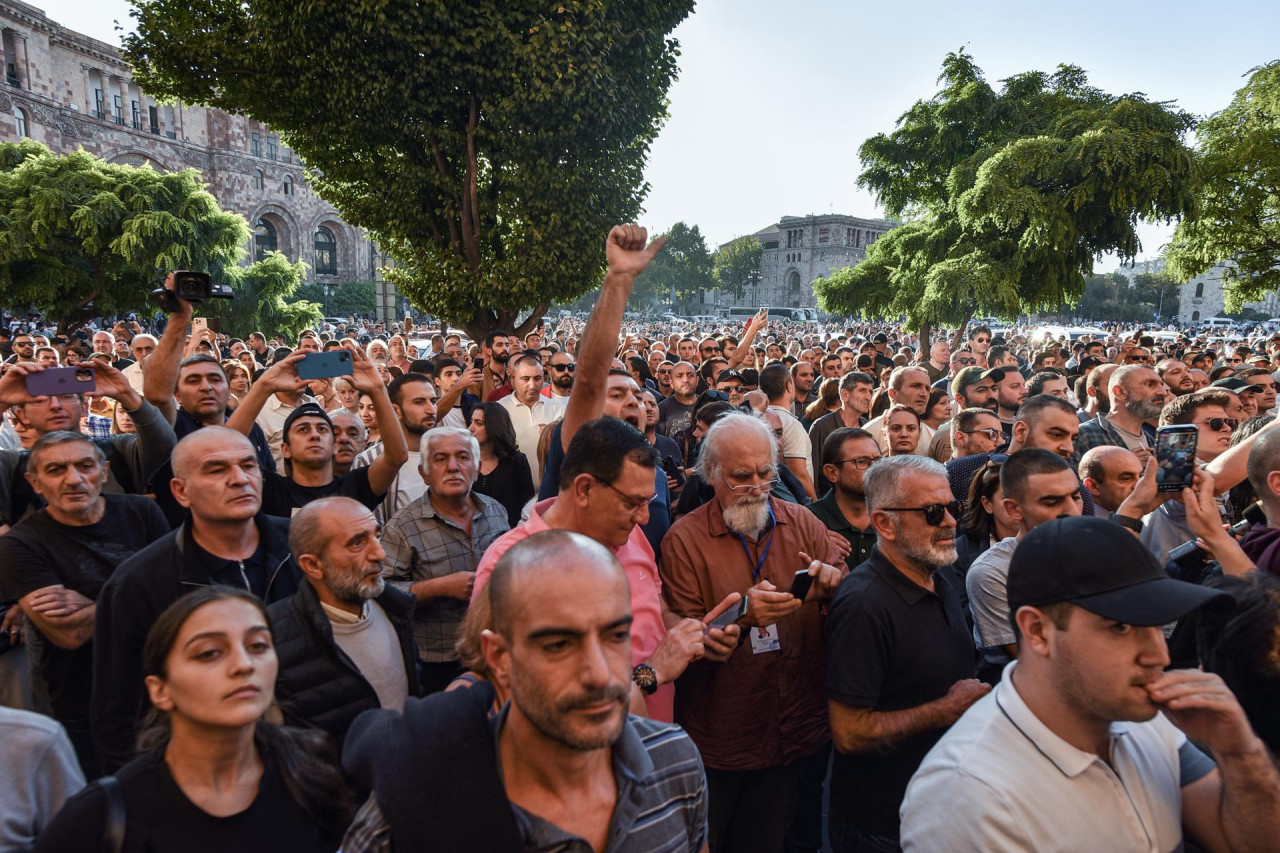 Disturbios en Armenia horas después de los ataques de Azerbaiyán en Nagorno Karabaj. Foto: EFE.