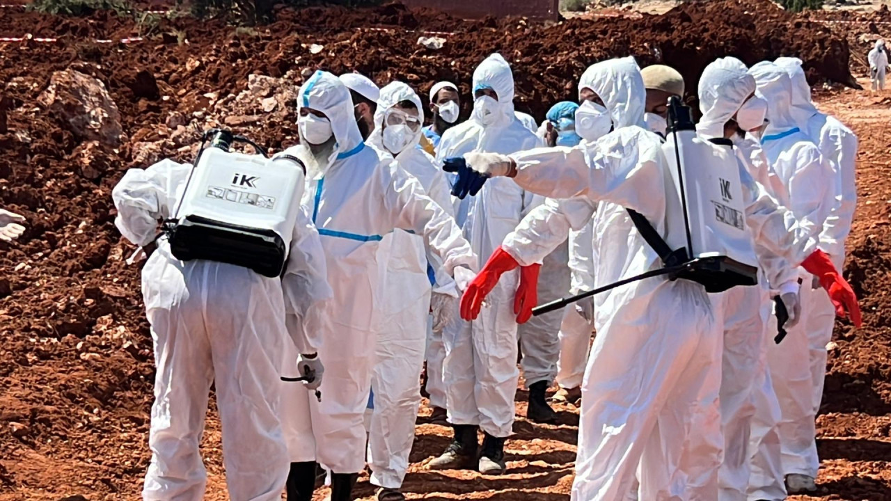 Equipo de rescate en busca de supervivientes. Foto: EFE