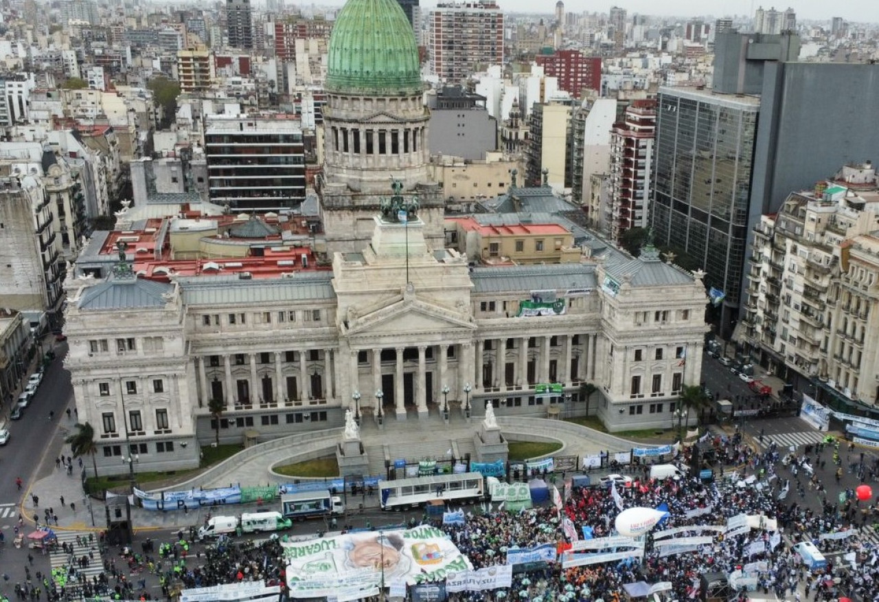 Trabajadores se concentraron frente al Congreso para apoyar la modificación a la ley. Foto: NA.