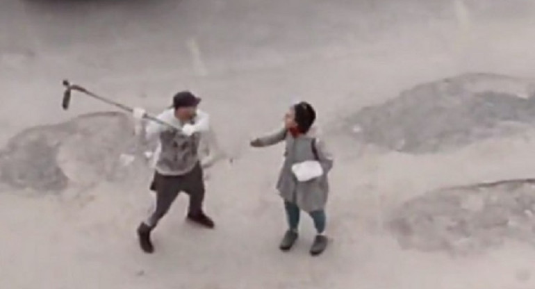 Un hombre atacó a mujer en La Plata. Foto: captura de video.