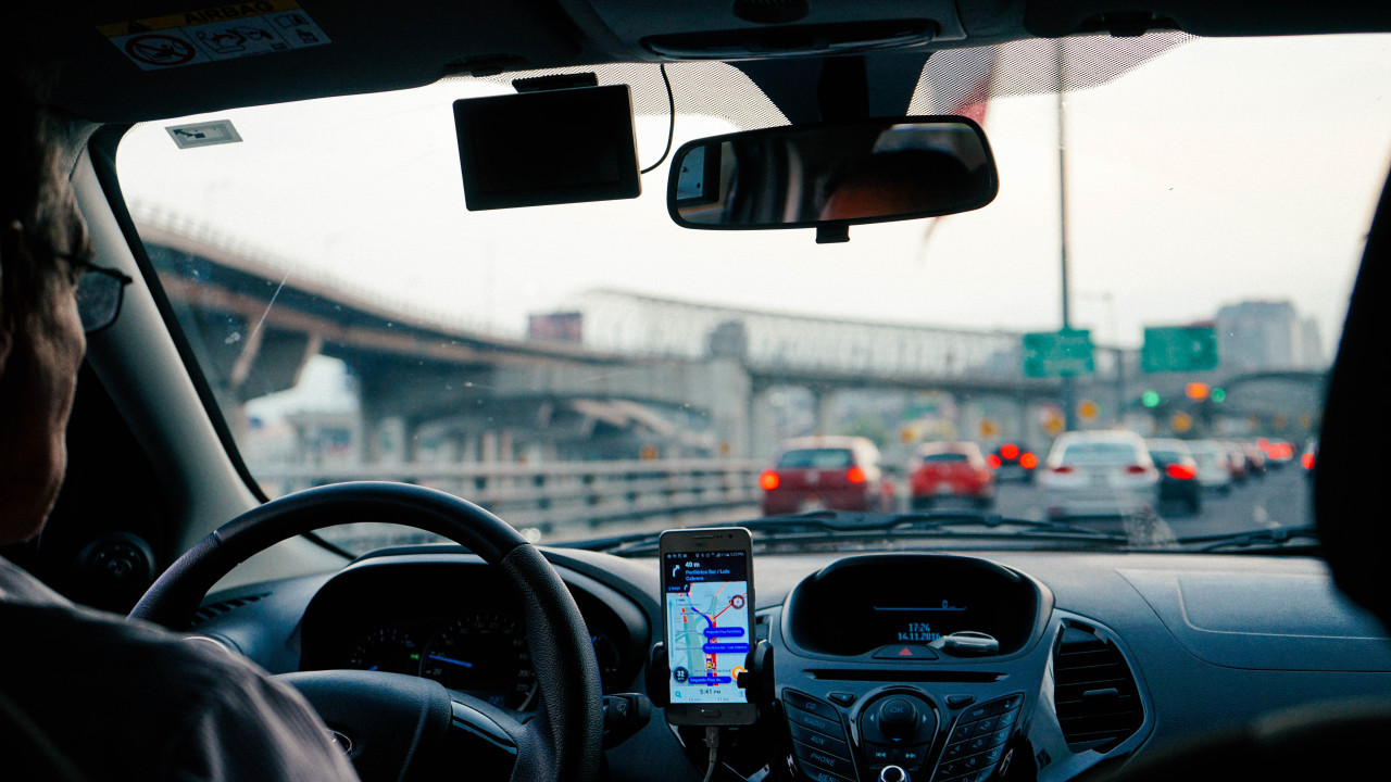 Utilizar el teléfono en el auto puede generar multas. Foto: Unsplash.