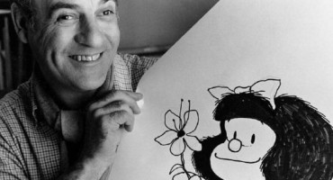 Mafalda junto a su padre artístico, Quino. Foto: Argentina.gob