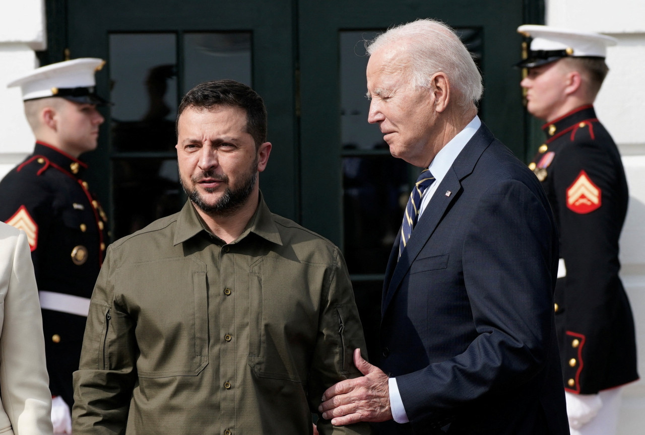 Zelenski traslada a Biden la necesidad de fortalecer las defensas aéreas de Ucrania. Foto: Reuters