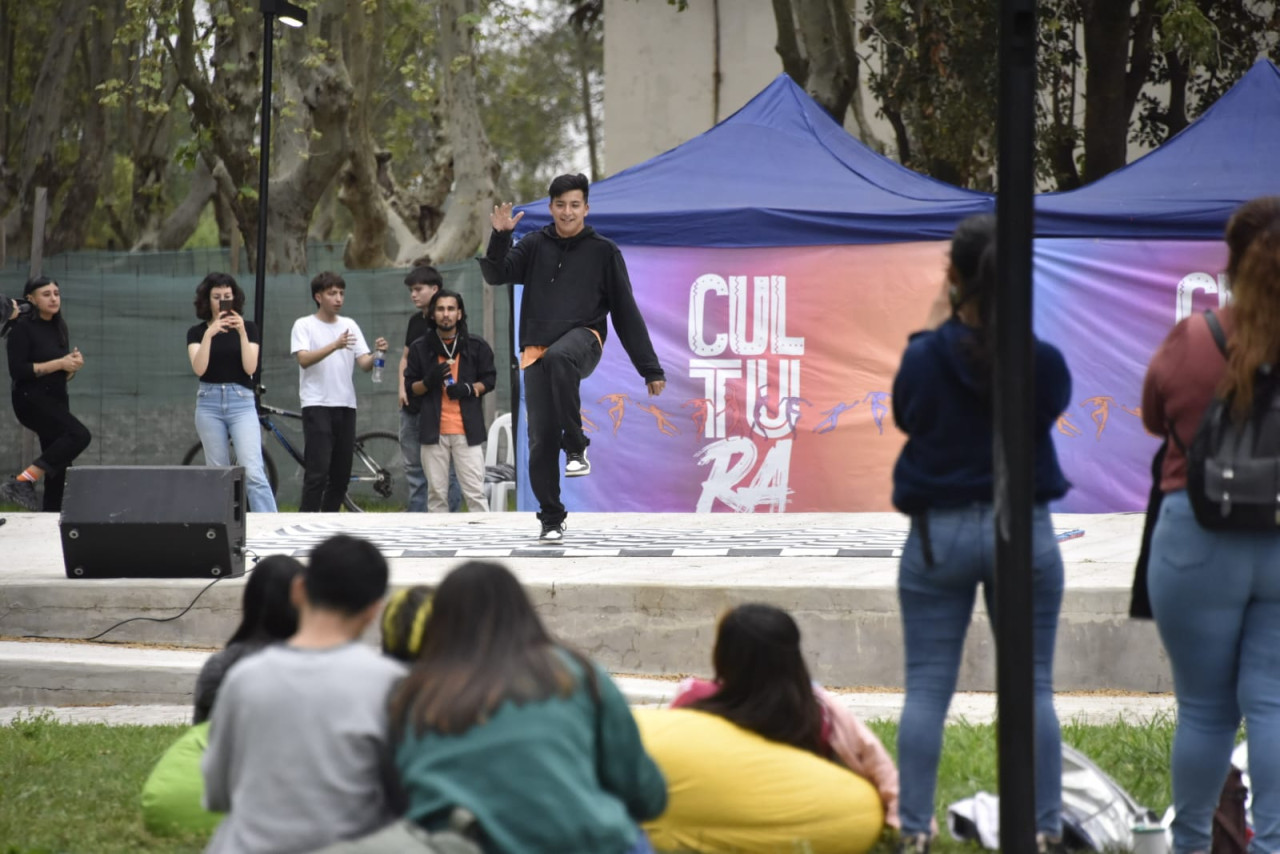 Se realizó el festejo del día de la primavera y del estudiante en Malvinas Argentinas