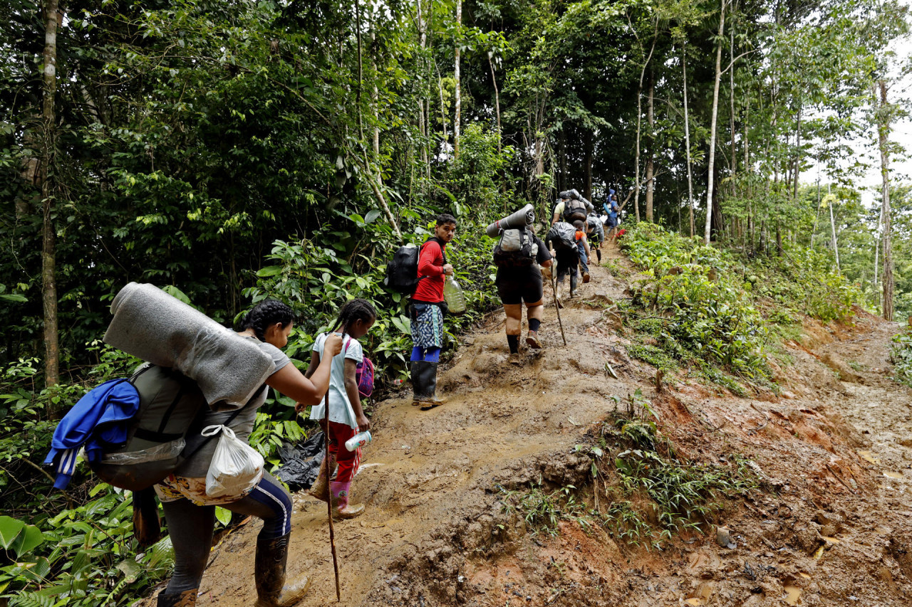 Migrantes cruzando la frontera en el Darién. Foto: EFE