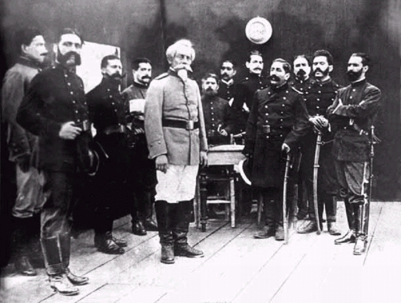 Roque Sáenz Peña (primero de derecha a izquierda)con parte del ejército peruano