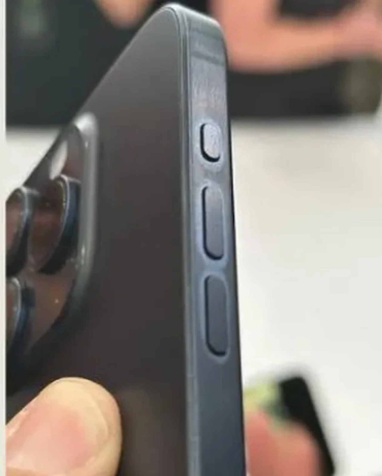 Deterioro del marco del iPhone 15 pro. Foto: Apple Insider