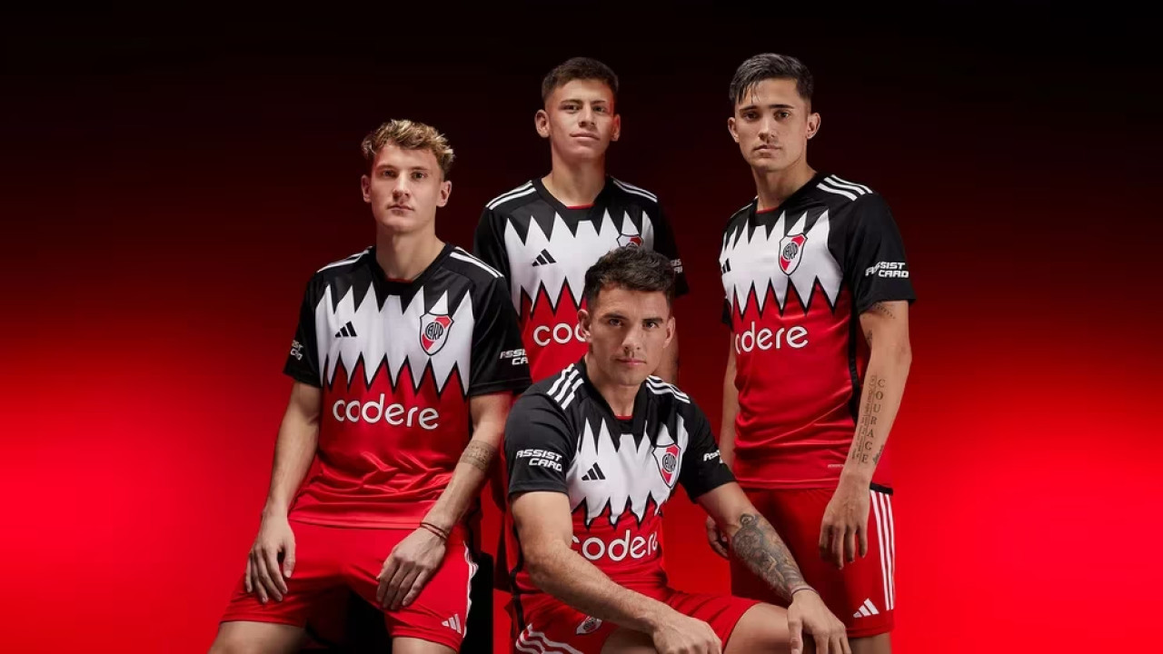 Colidio, Echeverri, Díaz y Solari con la nueva indumentaria suplente de River Plate. Foto: River Plate.