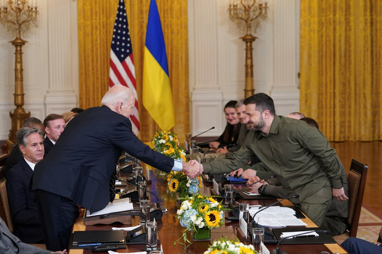 Biden le aseguró a Zelenski que su Gobierno le suministrará misiles ATACMS. Foto: Reuters.