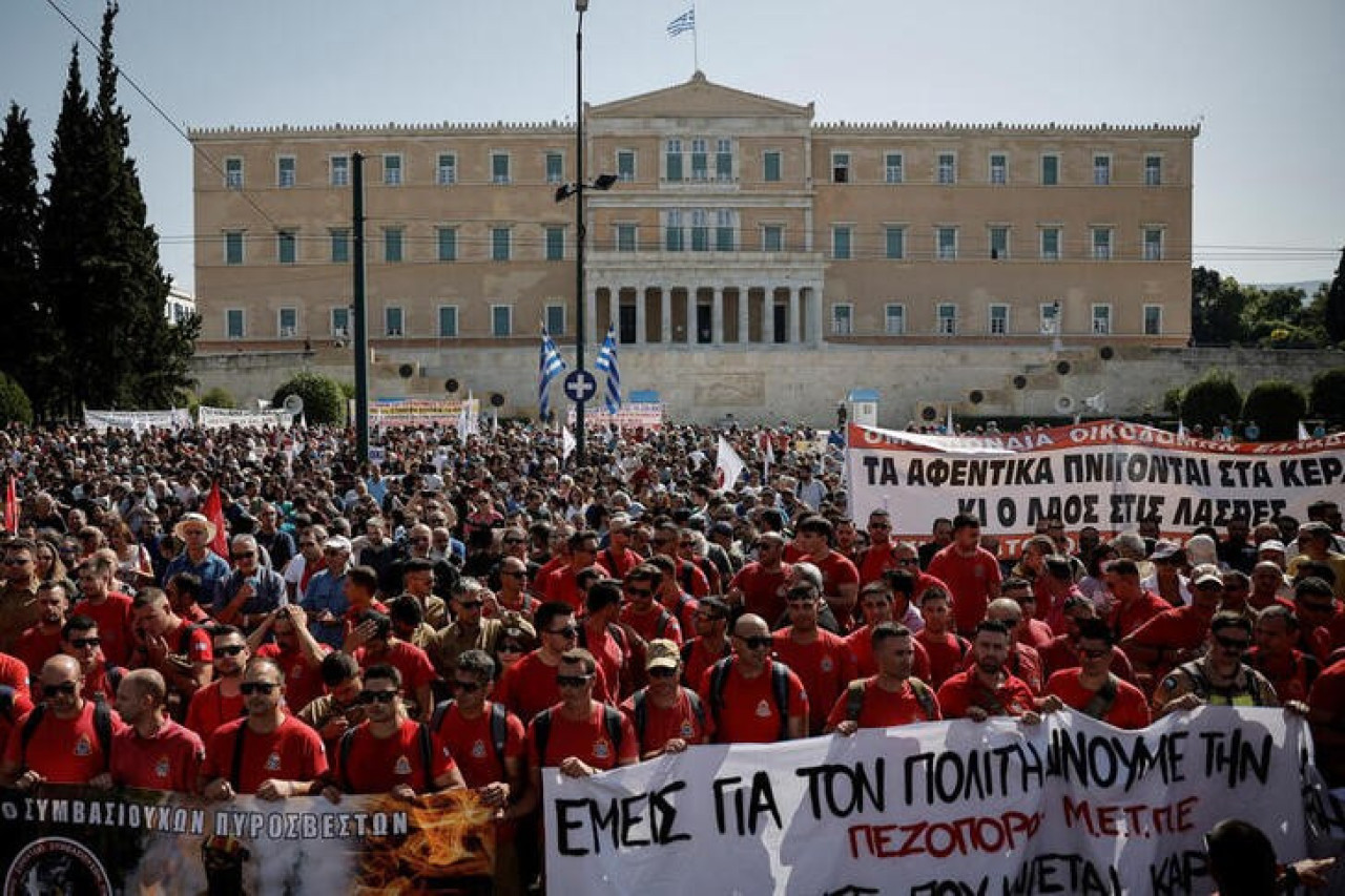 Trabajadores se manifiestan en contra de la reforma laboral en Grecia. Reuters.