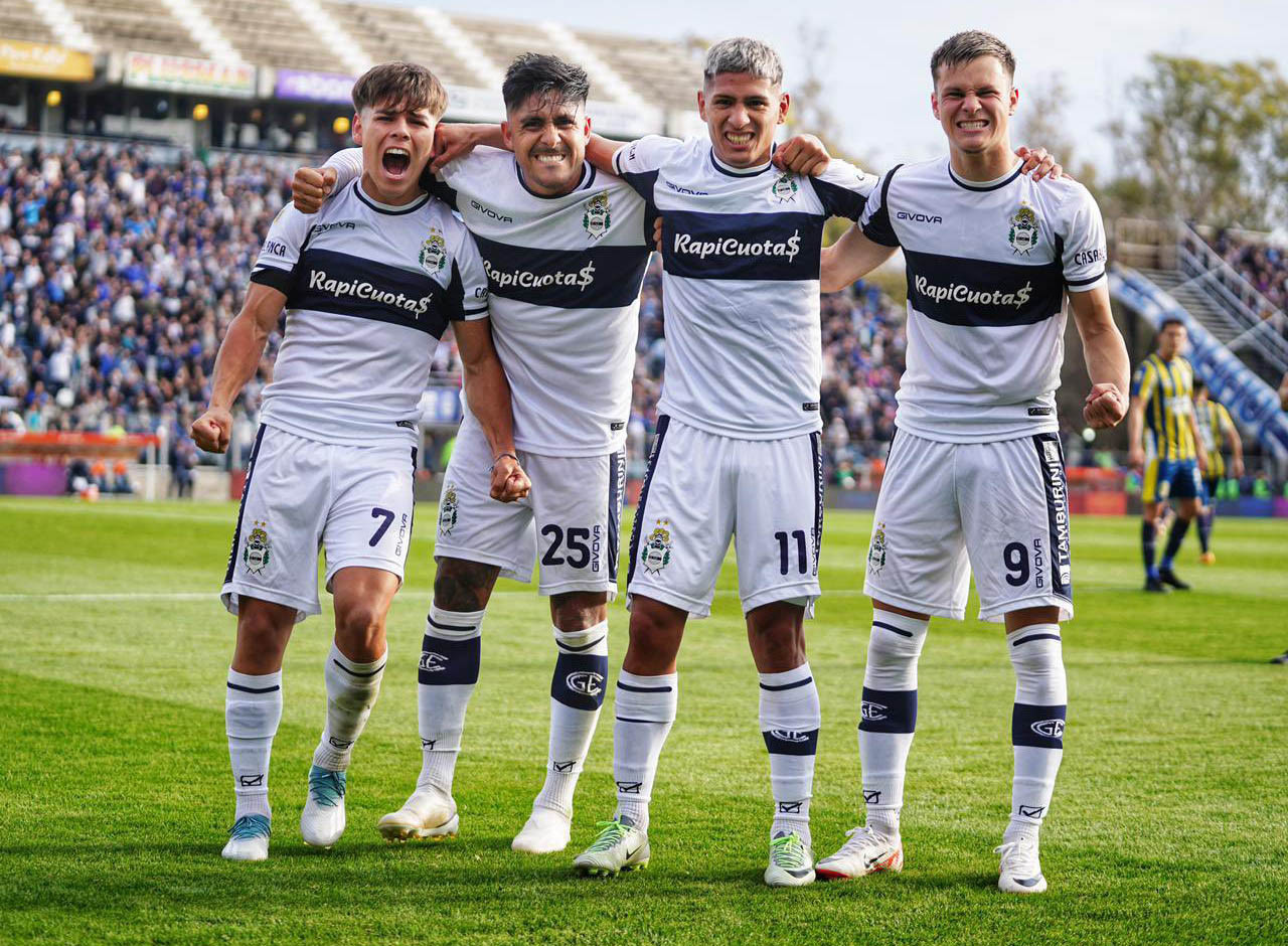 La alegría de los futbolistas de Gimnasia tras el triunfo contra Central. Foto: NA.