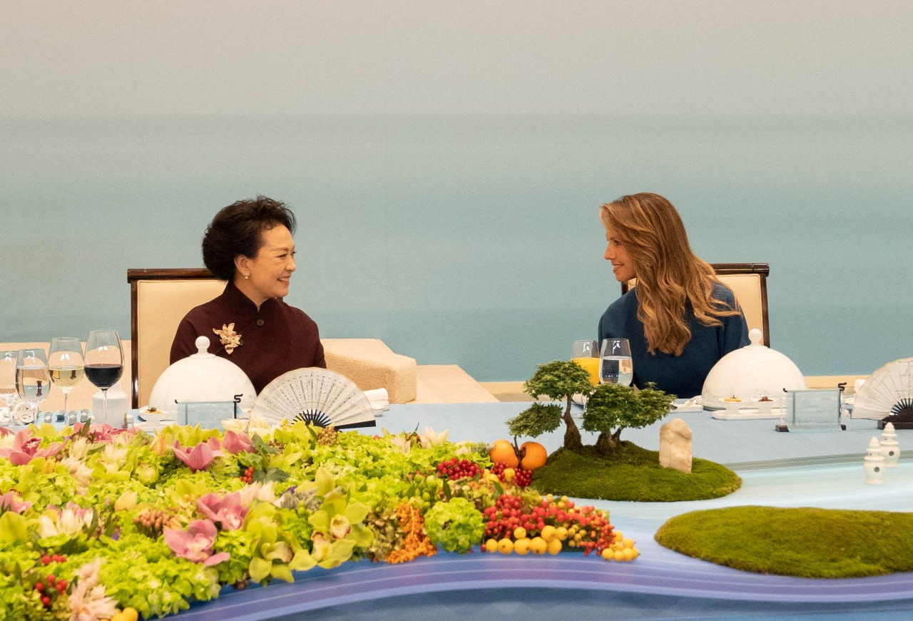La esposa del presidente de China, Xi Jinping, Peng Liyuan, y la esposa del presidente de Siria, Bashar al-Assad, Asma, conversan durante un banquete de bienvenida en Hangzhou_Reuters