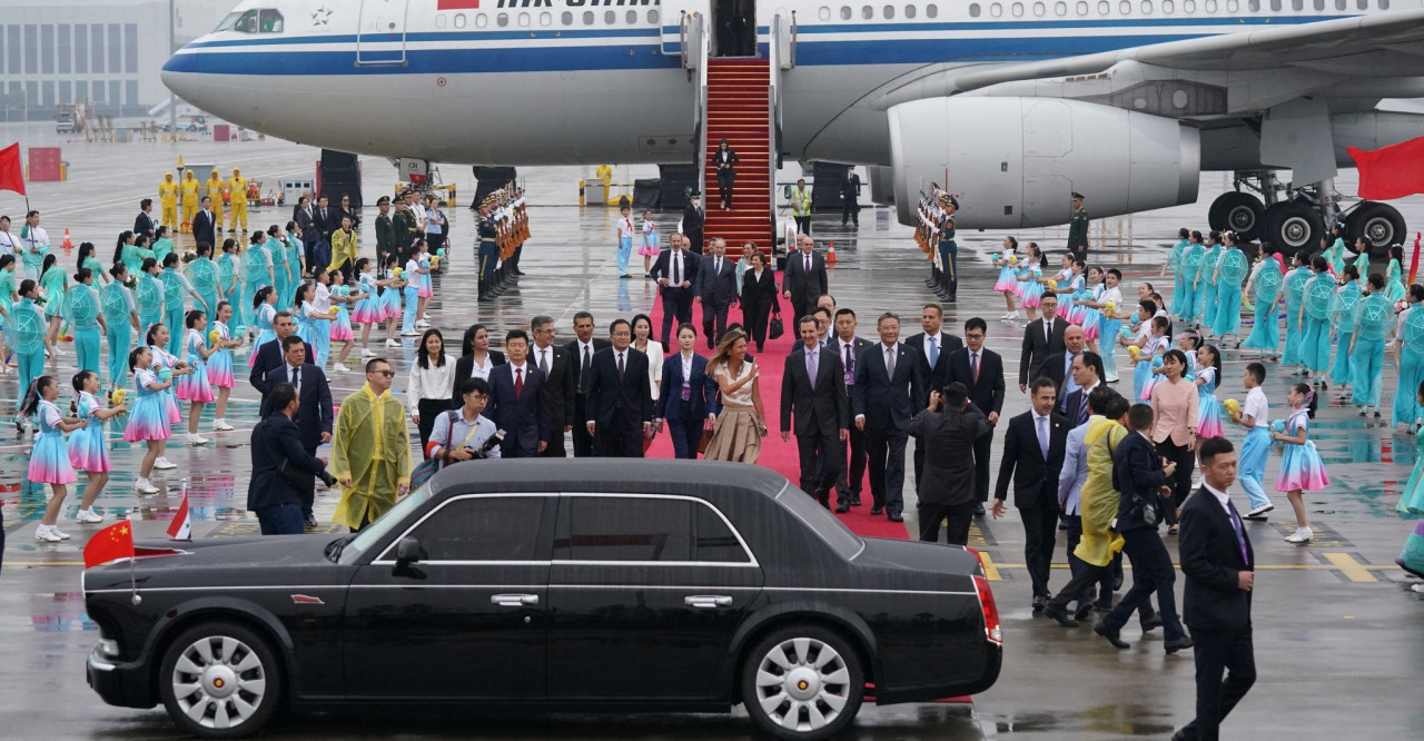 El presidente de Siria, Bashar al-Assad, y su esposa Asma son recibidos a su llegada al aeropuerto de Hangzhou_Reuters