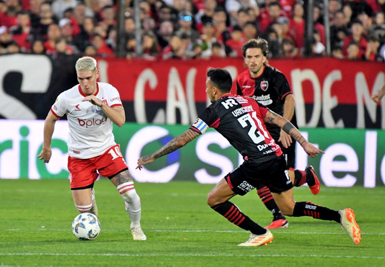 Benjamín Rollheiser, uno de los puntos altos de Estudiantes ante Newells. Foto: NA.