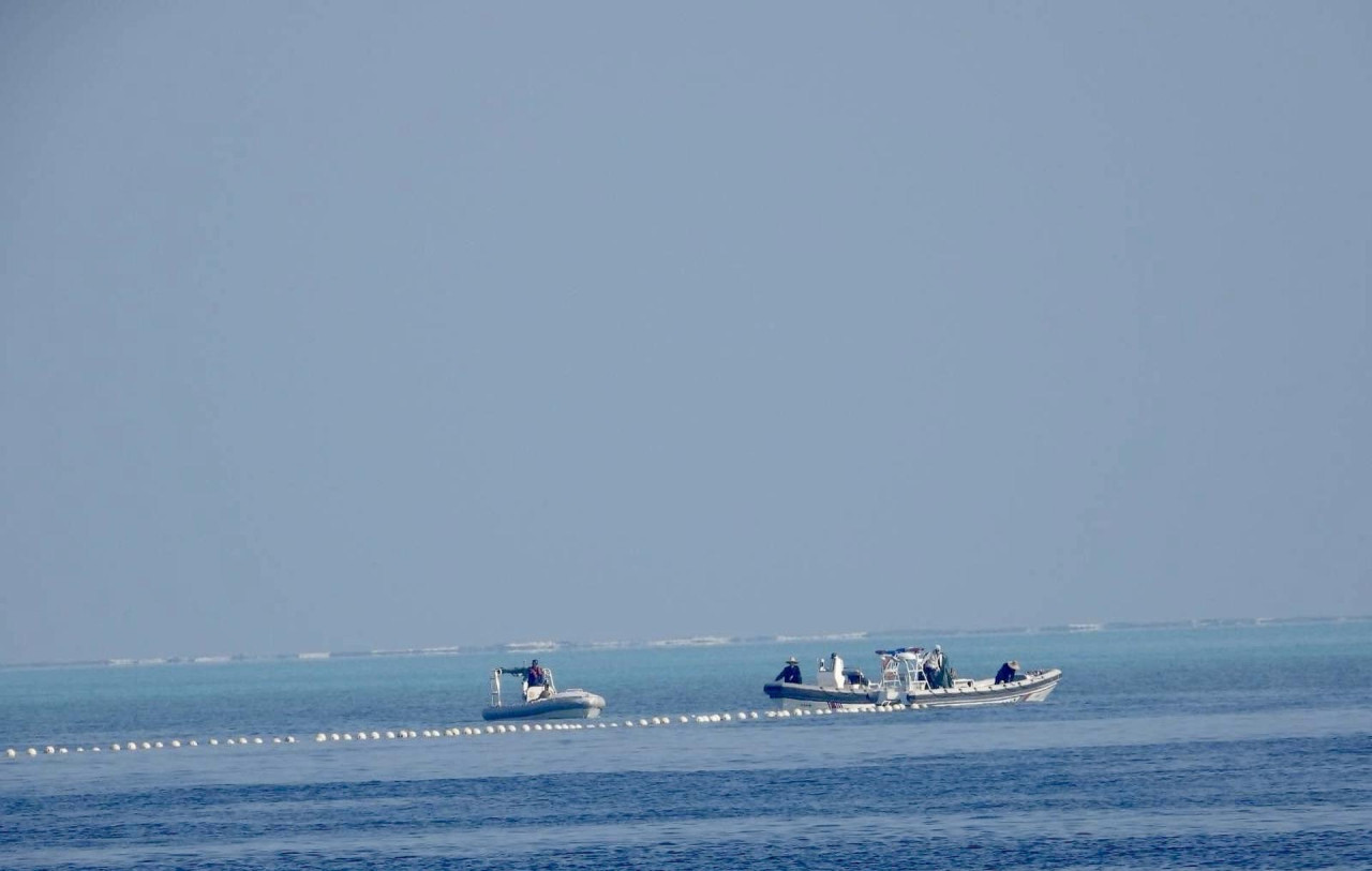 Barrera flotante en el mar de China Meridional. Foto: EFE.