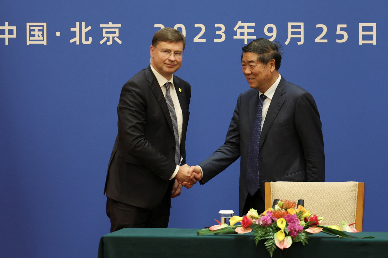 Reunión entre Valdis Dombrovskis de la CE y He Lifeng de China. Foto: Reuters.