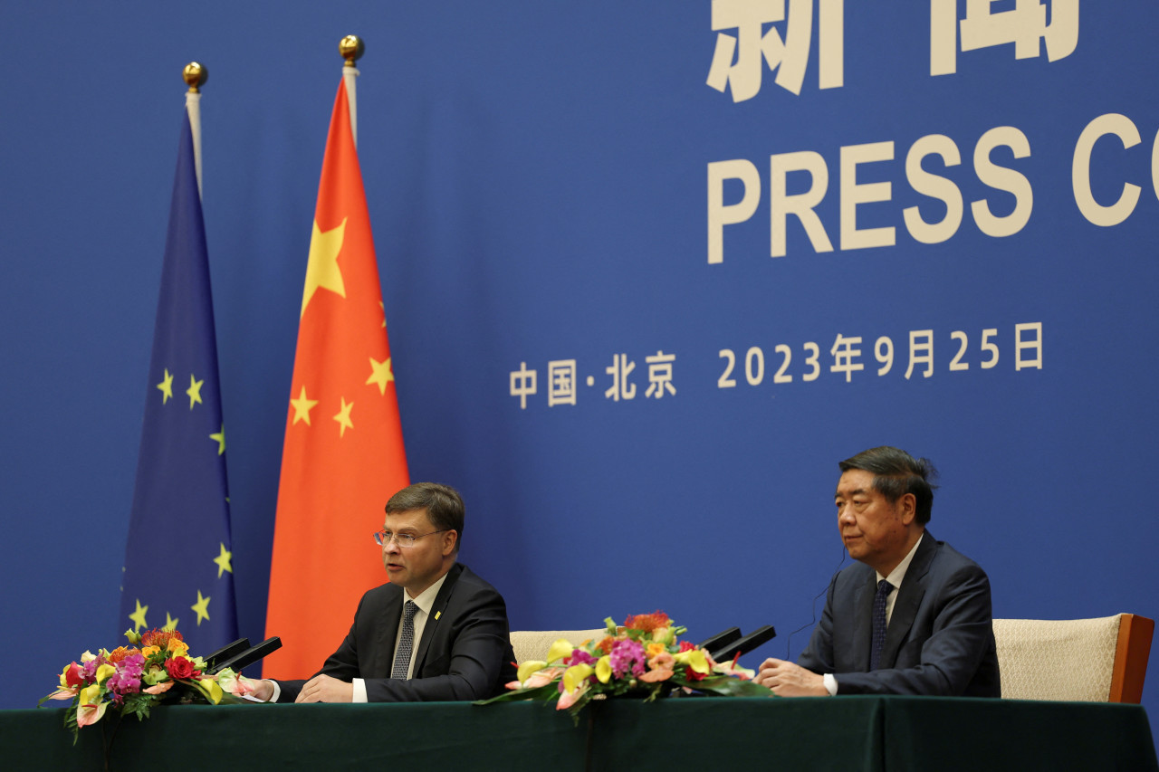 Reunión entre Valdis Dombrovskis de la CE y He Lifeng de China. Foto: Reuters.