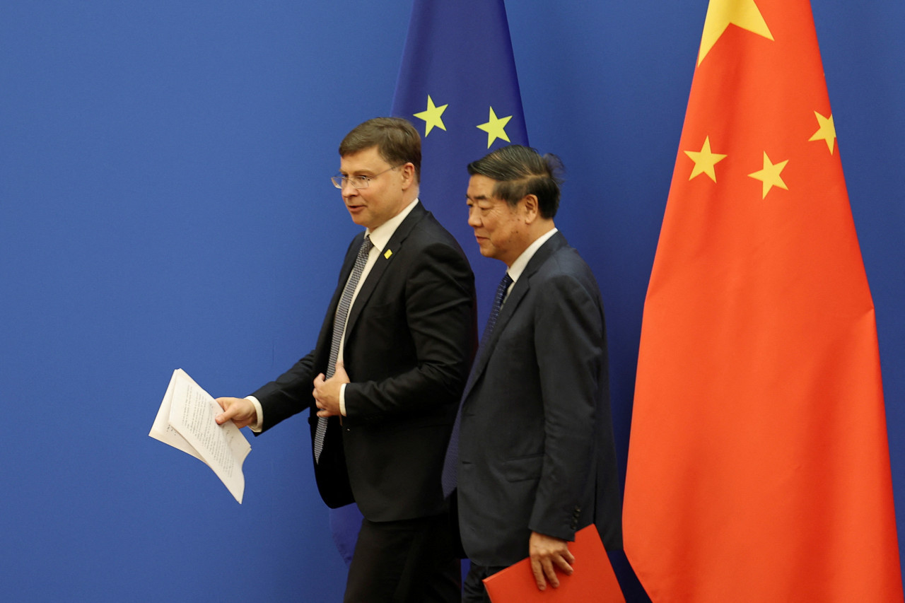Reunión entre Valdis Dombrovskis de la CE y He Lifeng de China. Foto: Reuters.