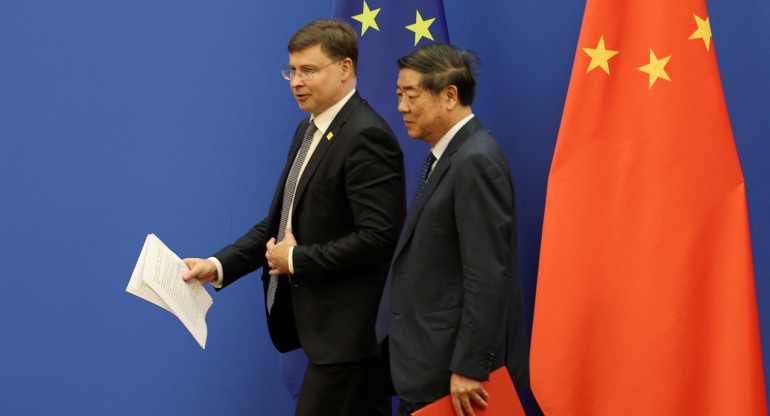 Reunión entre Valdis Dombrovskis de la CE y He Lifeng de China. Foto: Reuters.