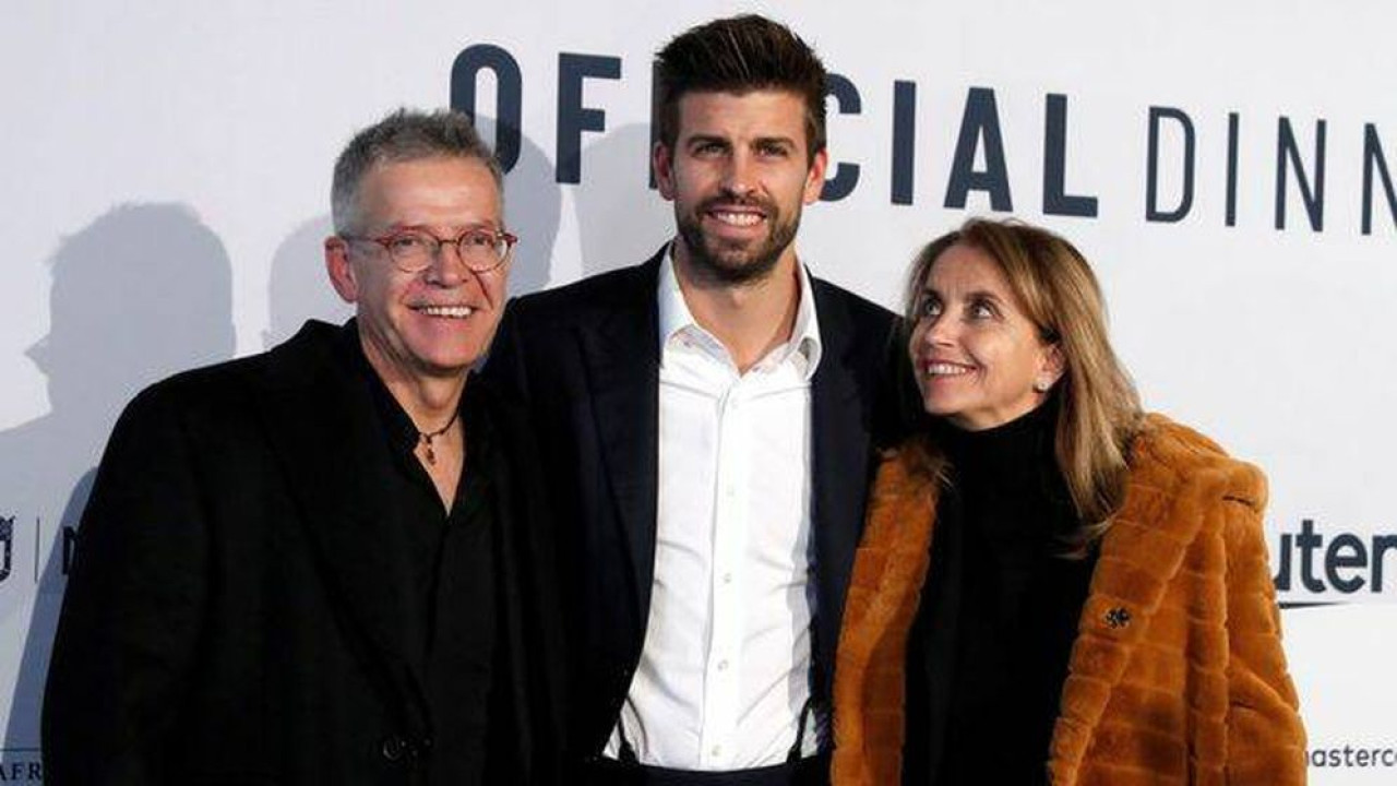 Joan y Gerard Piqué junto a Montserrat Bernabéu. Foto: EFE.