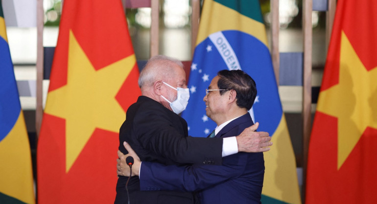 Lula da Silva y el primer ministro vietnamita Pham Minh Chính. Foto: Reuters.