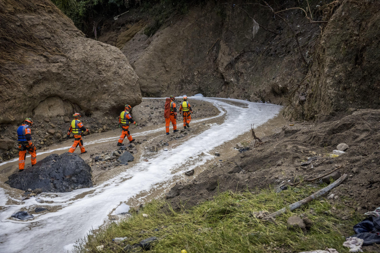 Grupo de rescatistas continúan buscando desaparecidos en Ciudad de Guatemala. Foto: Reuters.